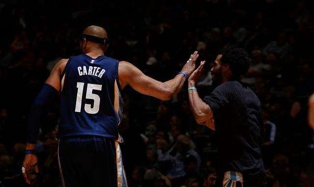 还伴随着首 还伴随着首